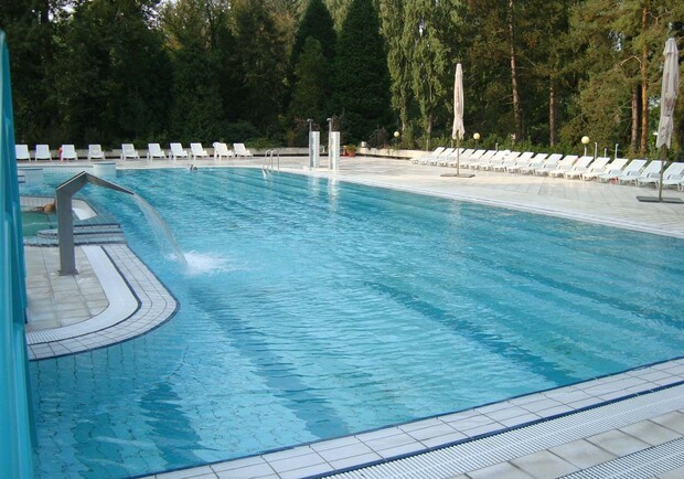 В яких саме: у двох львівських школах з'являться відкриті басейни.