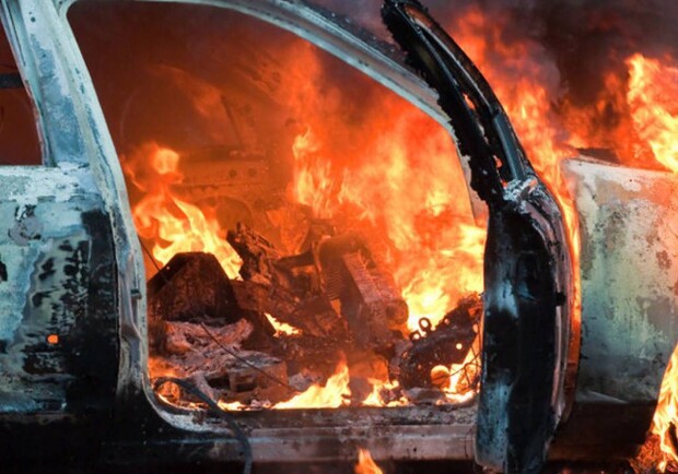 У Львові згоріли два припарковані біля будинку автомобілі. Фото умовне: incesenet.az