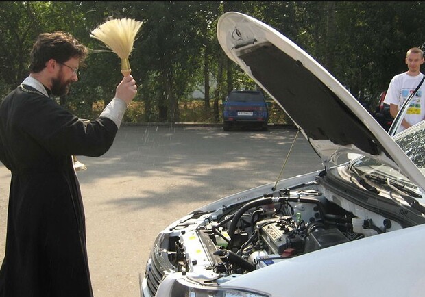 Чому вживаний автомобіль обов’язково треба освятити. Фото: news.church.ua