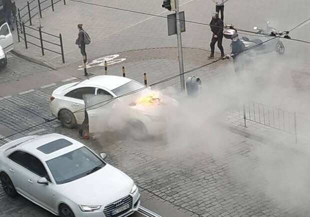 У Львові під час руху загорівся автомобіль. Фото: Варта1