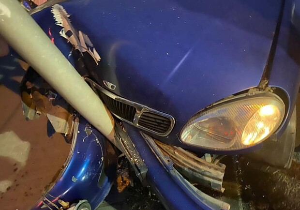 У Львові п’яний водій автомобіля врізався в електроопору. Фото поліції