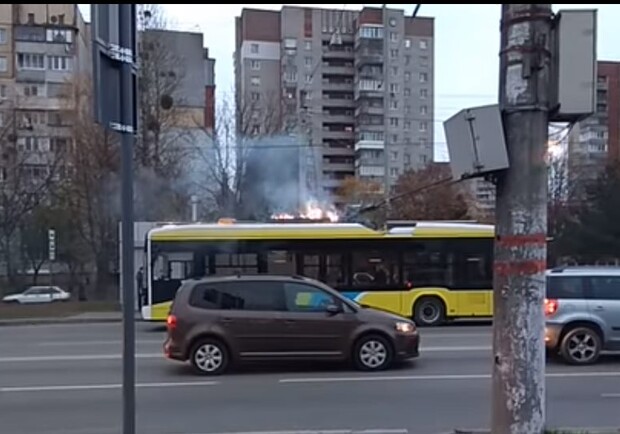 На вулиці Щирецькій у Львові загорівся новий тролейбус. Фото: Юрій Каукалов