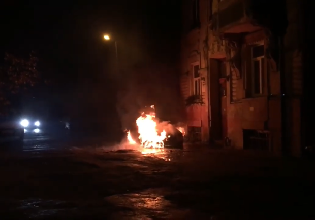 У центрі Львова згорів до тла автомобіль. Фото: скріншот із відео