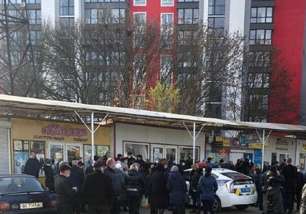 Поліція заблокувала роботу найбільших львівських ринків. Фото: Ігор Зінкевич