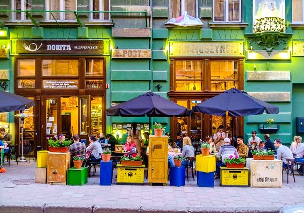 У Львові закрили популярну кав'ярню-пошту на Друкарській. Фото: bomba-tour.com