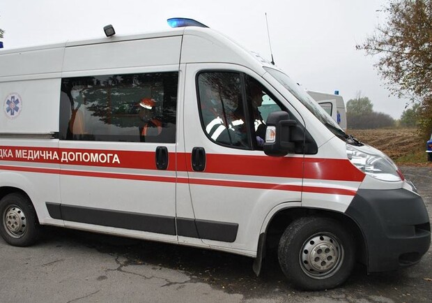 Поспішили на допомогу: біля Львова п'яна компанія напала на медиків "швидкої".