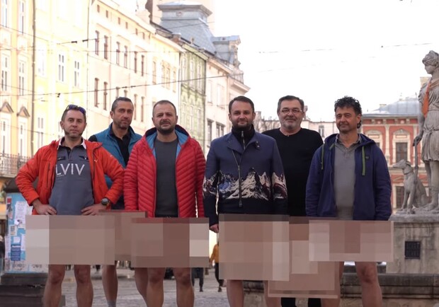 Дайте працювати: львівські ресторатори зняли штани в центрі міста. Фото: скріншот з відео