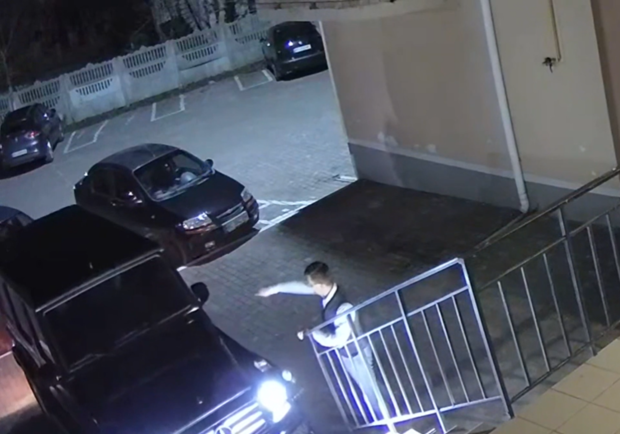 Геращенко прокоментував спробу львівського депутата заїхати по сходах у під’їзд. Фото: скріншот із відео.