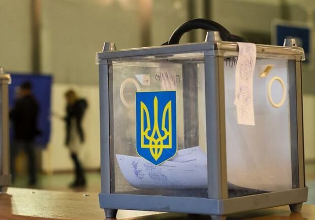 Львів'янин кинув паспорт у виборчу скриньку. Фото умовне