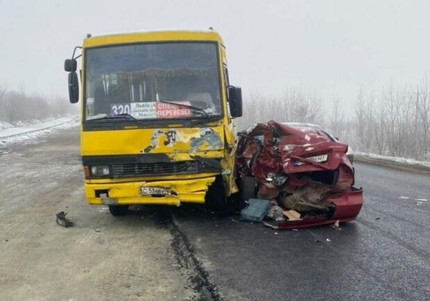 Біля Львова зіткнулися легковий автомобіль та автобус. Фото: Варта1