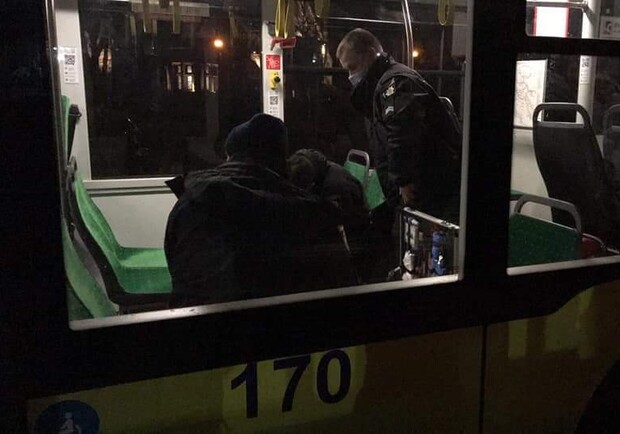 У львівському тролейбусі помер чоловік. Фото: Варта1