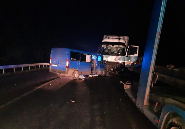 На Львівщині автомобіль збив насмерть пішохода і влетів у вантажівку. Фото поліції