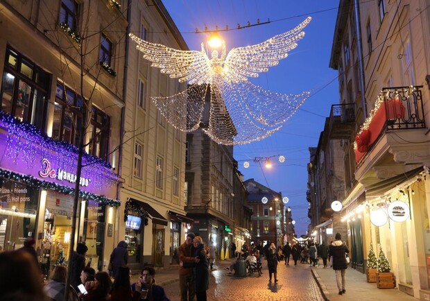 В центрі Львова засяє ангел. Фото: Роман Балук