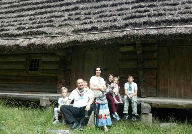 Священник Петро Терлецький розповів про стан дружини і новонародженої доньки. Фото: Kateryna Terletska/Facebook