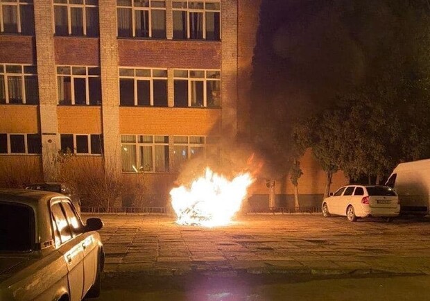 Стало відомо, кому належить спалений на Мазепи автомобіль. Фото: НАБУ