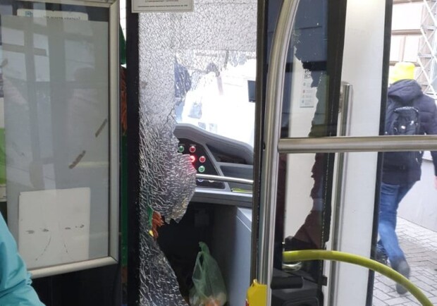 У Львові пасажирка розбила скло у маршрутці «Електрон». Фото: PostCha