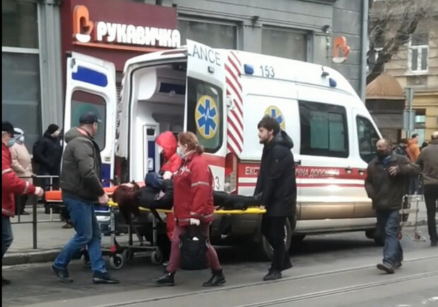 У Львові автомобіль збив 15-річну дівчину. Фото: скріншот з відео
