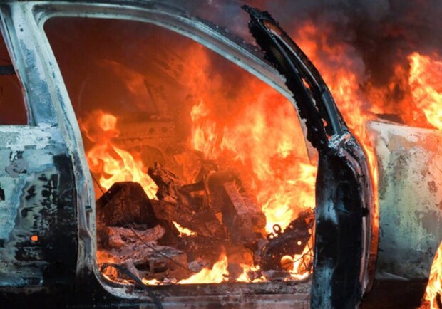 В Рясному посеред дороги загорівся автомобіль. Фото умовне: kyivoperativ.info