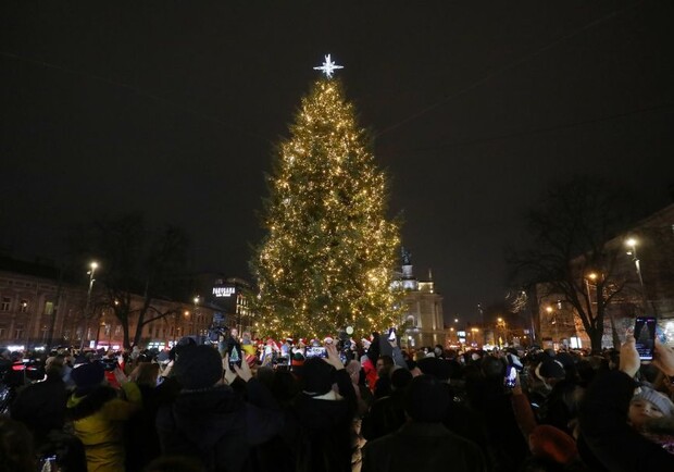 У центрі Львова засвітили головну ялинку. Фото: Роман Балук
