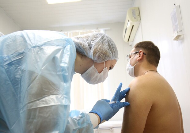 Коли і кого вакцинуватимуть від COVID-19 в Україні. Фото: ria.uа (умовне)