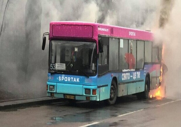 Біля Стрийського парку загорівся автобус. Фото: Суспільне Львів