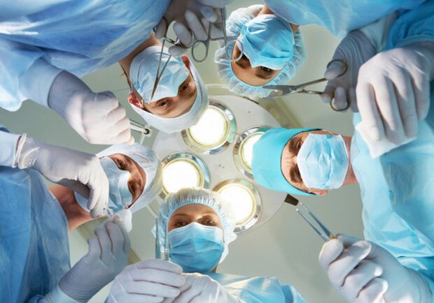 Відрізало циркуляркою: львівські хірурги пришили 39-річному чоловікові руку. Фото: Depositphotos.com (умовне)