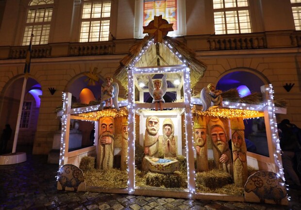На площі Ринок відкрили різдвяну шопку. Фото: Львівська міська рада