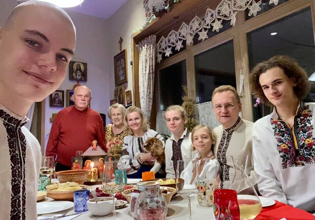 Мер Львова опублікував фото сімейної Святої вечері. Фото: Андрій Садовий/Facebook