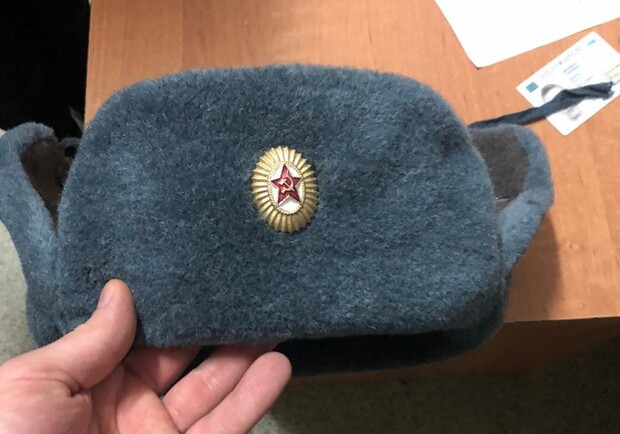 В центрі Львова затримали киянина за шапку з комуністичною символікою. Фото поліції