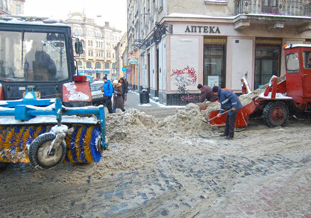 Припорошило: на львівські вулиці висипали дві тонни реагентів. Фото: фотографії старого Львова (умовне)