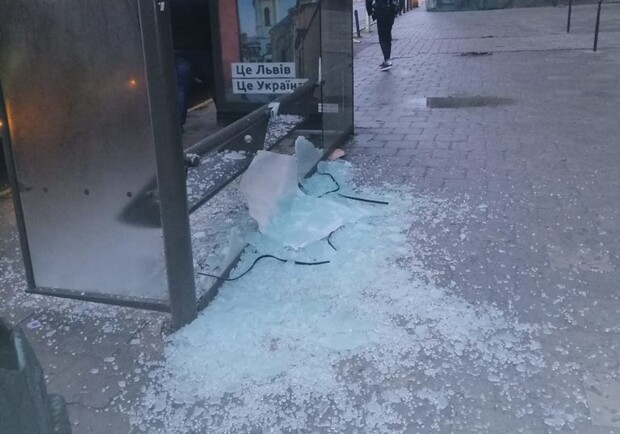 У Львові розбили скло на зупинці. Фото: Lara Urenko