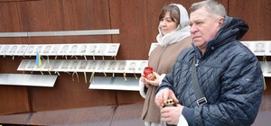 Повеселились: парочка з Києва намалювала графіті на Меморіалі Небесної Сотні у Львові