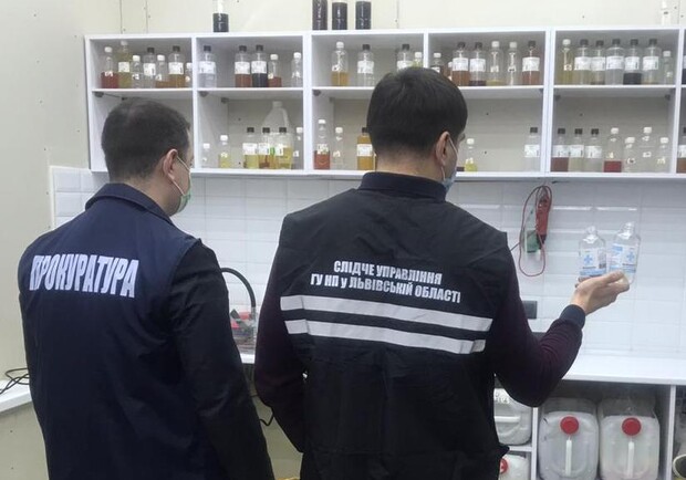 У Львові незаконно виготовяли та продавали фальсифікований антисептик. Фото поліції