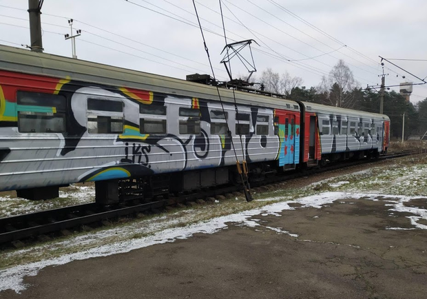 Хулігани розмалювали львівські потяги. Фото: Львівська залізниця