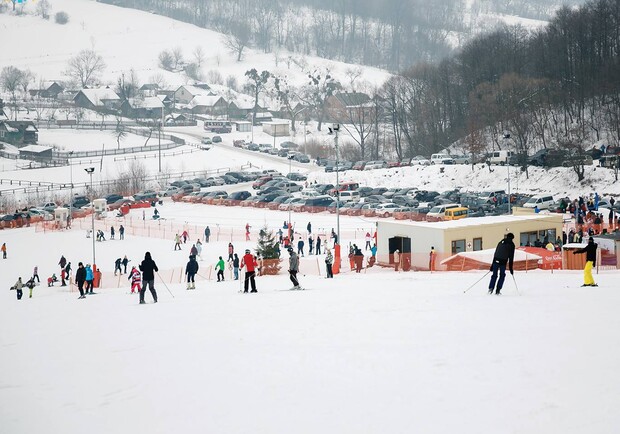 На курорті "Казкова Поляна" біля Львова відкрили сезон катання на лижах і тюбах: ціни. Фото: Казкова Поляна/Фейсбук