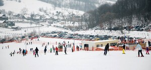 На курорті Казкова Поляна біля Львова відкрили сезон катання на лижах і тюбах: ціни