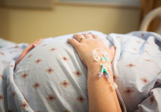 Чотирьох лікарів у Новому Роздолі підозрюють у смерті 17-річної вагітної пацієнтки. Фото: cdn.oxu.az (умовне)