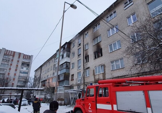 Не відповідала на дзвінки: з пожежі у квартирі львівської п'ятиповерхівки врятували жінку. Фото: Тvoemisto.tv
