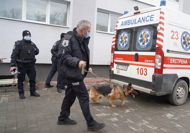 З львівської лікарні евакуювали понад тисячу людей. Фото поліції
