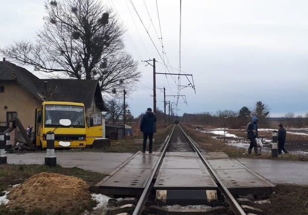 На Львівщині маршрутка зіткнулася з поїздом. Фото поліції