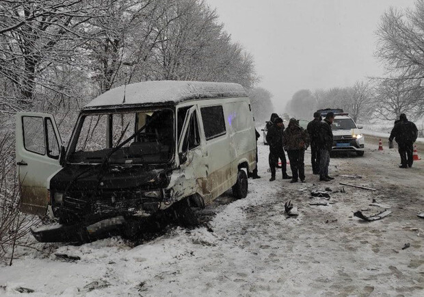 В лобовій аварії на трасі Львів-Шегині постраждали четверо людей. Фото поліції