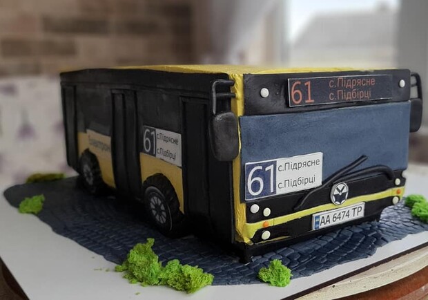 Львів'янка спекла торт у формі автобуса «Електрон». Фото: Оксана Дацюк