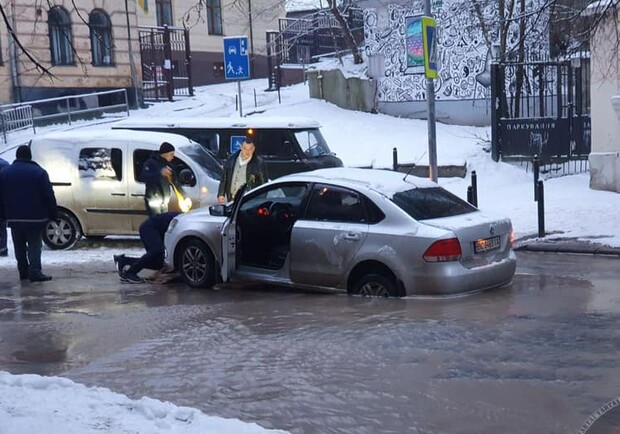 Зранку 30 січня у Львові автомобіль провалився у яму. Фото: Варта1