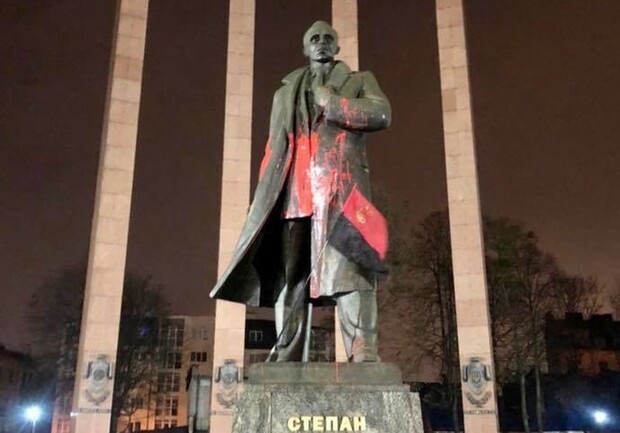 У ніч на 5 лютого у Львові червоною фарбою облили пам‘ятник Степану Бандері. Фото: міськради
