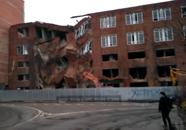 Був Полярон, і немає: у мережу виклали відео знесення заводу у Львові. Фото: скріншот із відео