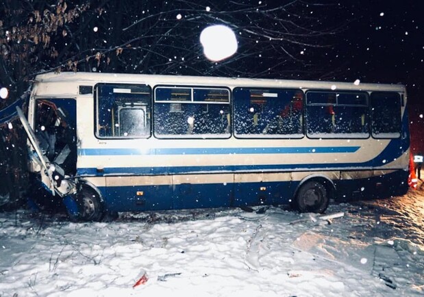Автобус Львів – Вижниця потрапив у ДТП. Фото поліції