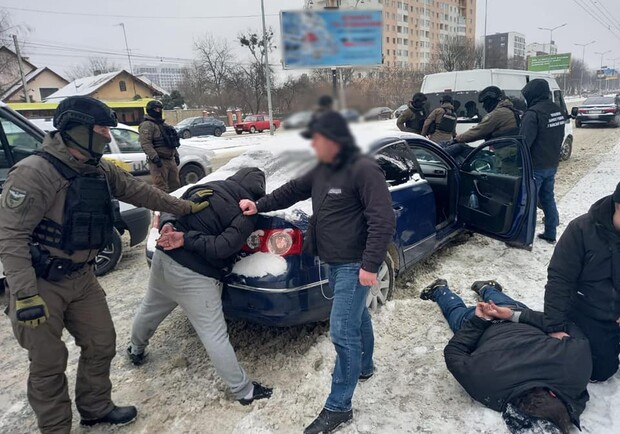 Затримання автомобільних шахраїв на Стрийській. Фото поліції