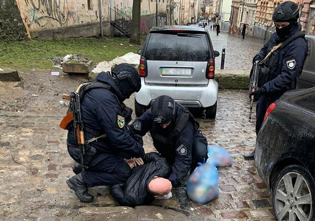 Серед вулиці у Львові затримали двох наркоторговців. Фото поліції