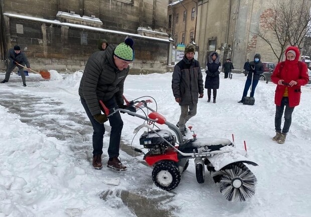 Взялися за лопати: мер Львова з чиновниками розпочали боротьбу зі сніговою стихією. Фото: Львівська міська рада