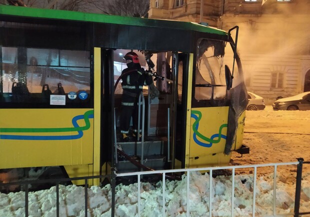 У центрі Львова під час руху загорівся трамвай. Фото служби безпеки руху «Львівелектротранс»